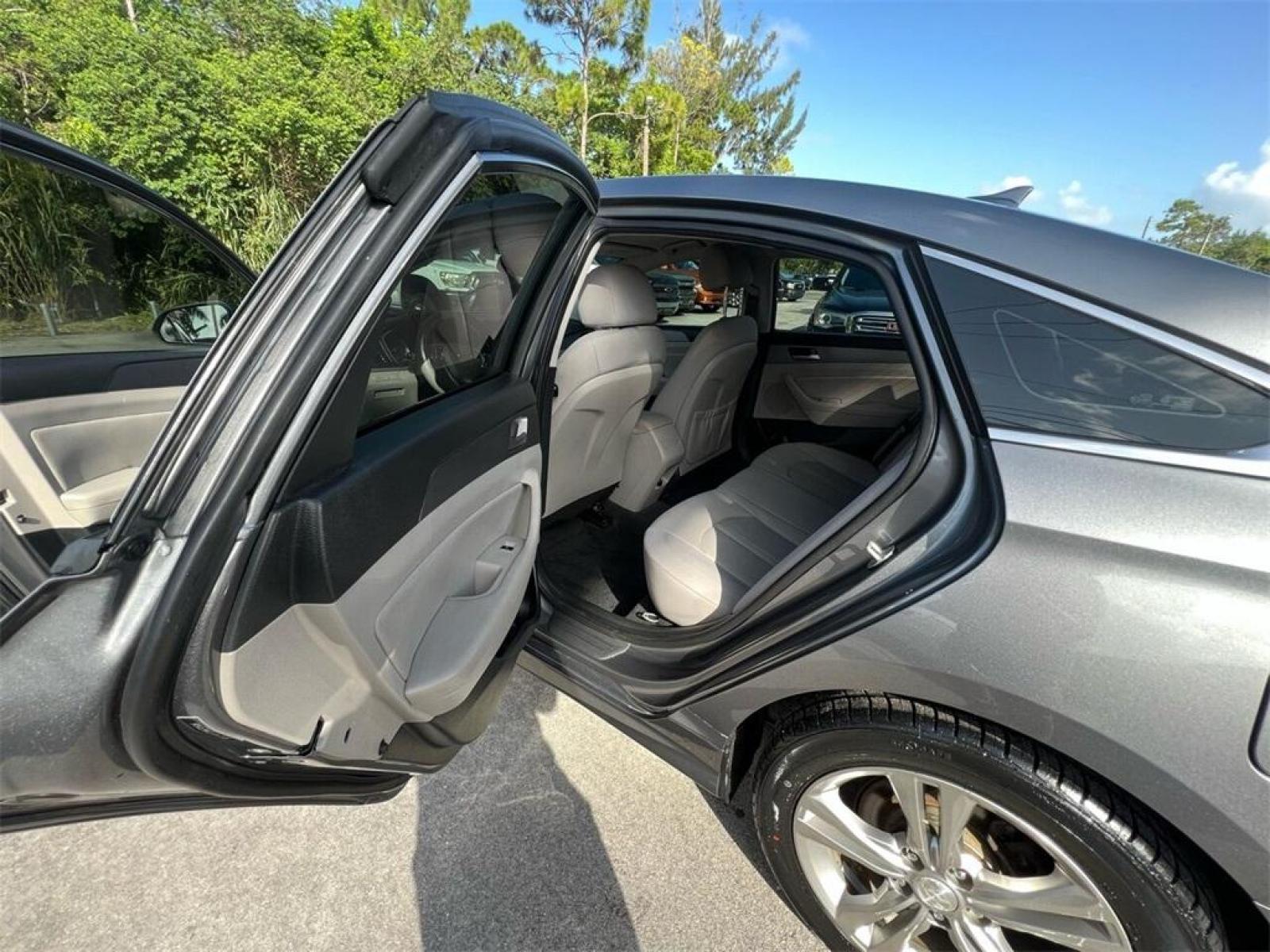 2018 Machine Gray /Gray Hyundai Sonata SEL (5NPE34AF7JH) with an 2.4L I4 DGI DOHC 16V PZEV 185hp engine, Automatic transmission, located at 27610 S Dixie Hwy, Homestead, FL, 33032, (305) 749-2348, 25.510241, -80.438301 - Photo #4