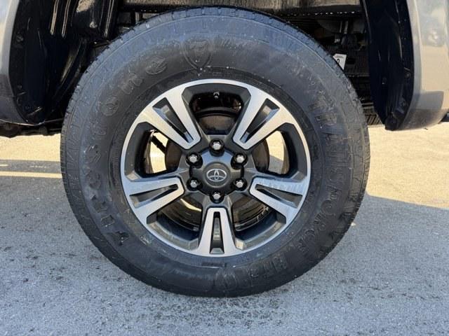 2016 Gray Toyota Tacoma SR5 (5TFAZ5CN4GX) with an 6 3.5 L engine, Automatic transmission, located at 27610 S Dixie Hwy, Homestead, FL, 33032, (305) 749-2348, 25.510241, -80.438301 - KBB.com Best Buy Awards Finalist. Boasts 24 Highway MPG and 19 City MPG! This Toyota Tacoma boasts a Regular Unleaded V-6 3.5 L/211 engine powering this Automatic transmission. Wireless Phone Connectivity, Variable Intermittent Wipers, Trip Computer.*This Toyota Tacoma Comes Equipped with These Opti - Photo#17