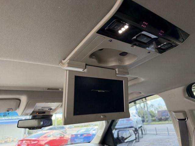 2017 Silver Ice Metallic /Cocoa/Dune Chevrolet Tahoe (1GNSKBKC7HR) with an 8 5.3L engine, Automatic transmission, located at 27610 S Dixie Hwy, Homestead, FL, 33032, (305) 749-2348, 25.510241, -80.438301 - KBB.com 5-Year Cost to Own Awards. Delivers 22 Highway MPG and 16 City MPG! This Chevrolet Tahoe delivers a Gas/Ethanol V8 5.3L/325 engine powering this Automatic transmission. WIRELESS CHARGING, WHEELS, 18 X 8.5 (45.7 CM X 21.6 CM) ALUMINUM WITH HIGH-POLISHED FINISH (STD), TRANSMISSION, 6-SPEED AUT - Photo#13