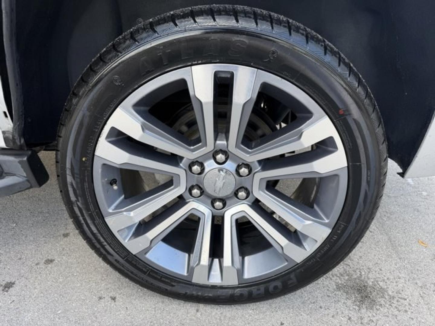 2017 Silver Ice Metallic /Cocoa/Dune Chevrolet Tahoe (1GNSKBKC7HR) with an 8 5.3L engine, Automatic transmission, located at 27610 S Dixie Hwy, Homestead, FL, 33032, (305) 749-2348, 25.510241, -80.438301 - KBB.com 5-Year Cost to Own Awards. Delivers 22 Highway MPG and 16 City MPG! This Chevrolet Tahoe delivers a Gas/Ethanol V8 5.3L/325 engine powering this Automatic transmission. WIRELESS CHARGING, WHEELS, 18 X 8.5 (45.7 CM X 21.6 CM) ALUMINUM WITH HIGH-POLISHED FINISH (STD), TRANSMISSION, 6-SPEED AUT- Photo#15