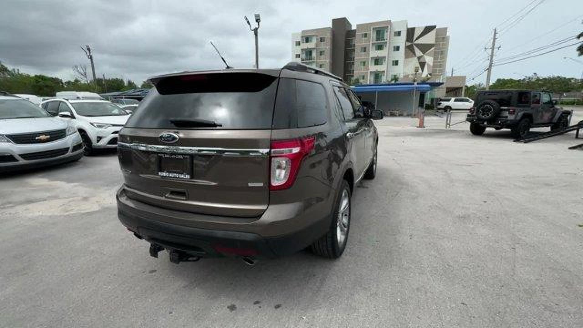 2015 Brown Ford Explorer (1FM5K8F81FG) with an 6 3.5 L engine, Automatic transmission, located at 27610 S Dixie Hwy, Homestead, FL, 33032, (305) 749-2348, 25.510241, -80.438301 - KBB.com Best Buy Awards Finalist. Delivers 23 Highway MPG and 17 City MPG! This Ford Explorer boasts a Regular Unleaded V-6 3.5 L/213 engine powering this Automatic transmission. Wheels: 20 Painted Aluminum, Voice Activated Dual Zone Front Automatic Air Conditioning, Valet Function.* This Ford Explo - Photo#4