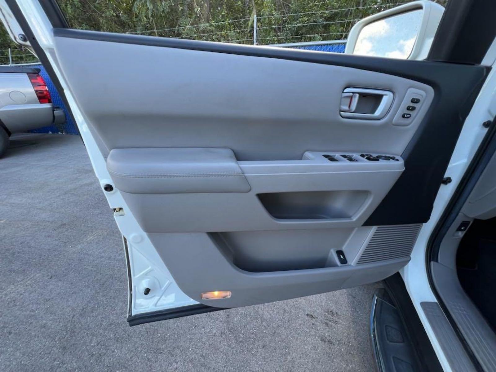 2013 White Diamond Pearl Honda Pilot Touring (5FNYF3H96DB) with an 3.5L V6 SOHC i-VTEC VCM 24V engine, Automatic transmission, located at 27610 S Dixie Hwy, Homestead, FL, 33032, (305) 749-2348, 25.510241, -80.438301 - Photo #9