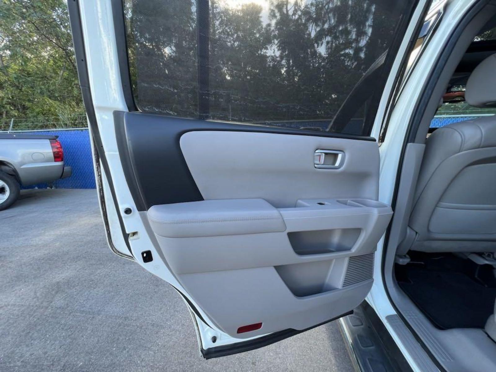 2013 White Diamond Pearl Honda Pilot Touring (5FNYF3H96DB) with an 3.5L V6 SOHC i-VTEC VCM 24V engine, Automatic transmission, located at 27610 S Dixie Hwy, Homestead, FL, 33032, (305) 749-2348, 25.510241, -80.438301 - Photo #10
