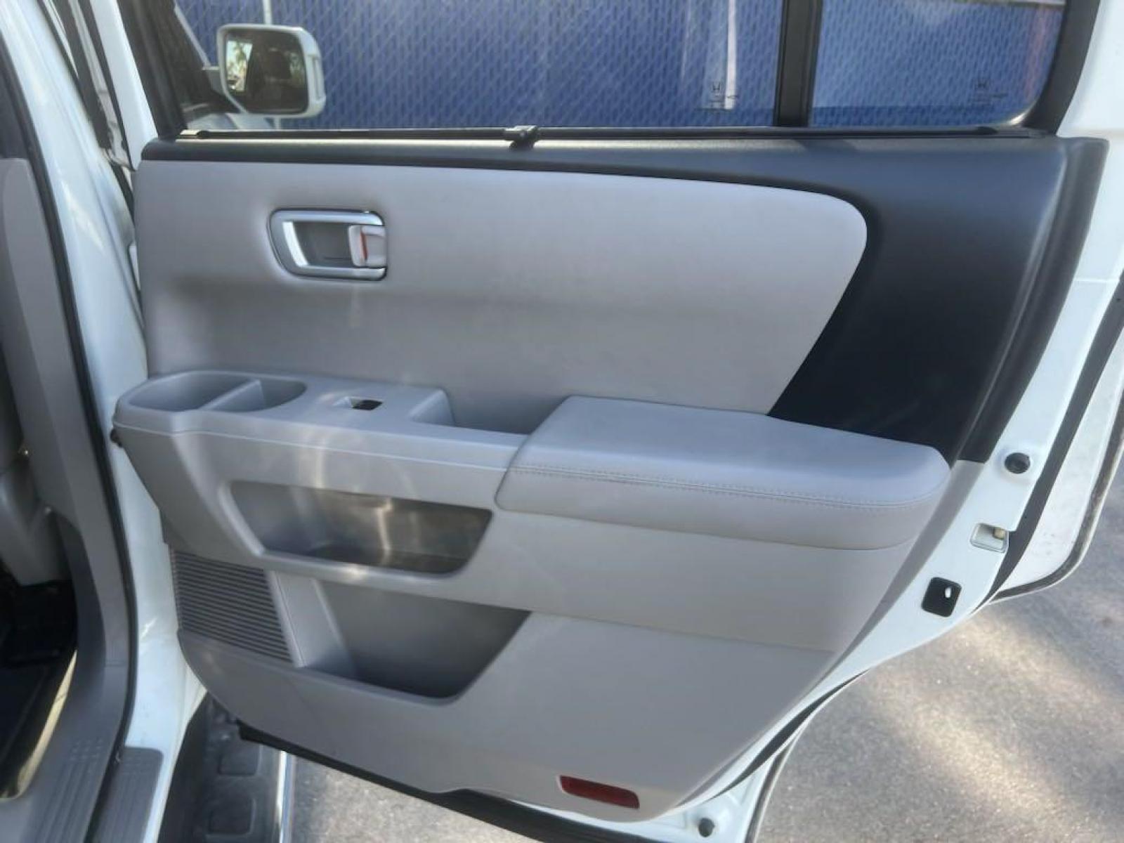 2013 White Diamond Pearl Honda Pilot Touring (5FNYF3H96DB) with an 3.5L V6 SOHC i-VTEC VCM 24V engine, Automatic transmission, located at 27610 S Dixie Hwy, Homestead, FL, 33032, (305) 749-2348, 25.510241, -80.438301 - Photo #14