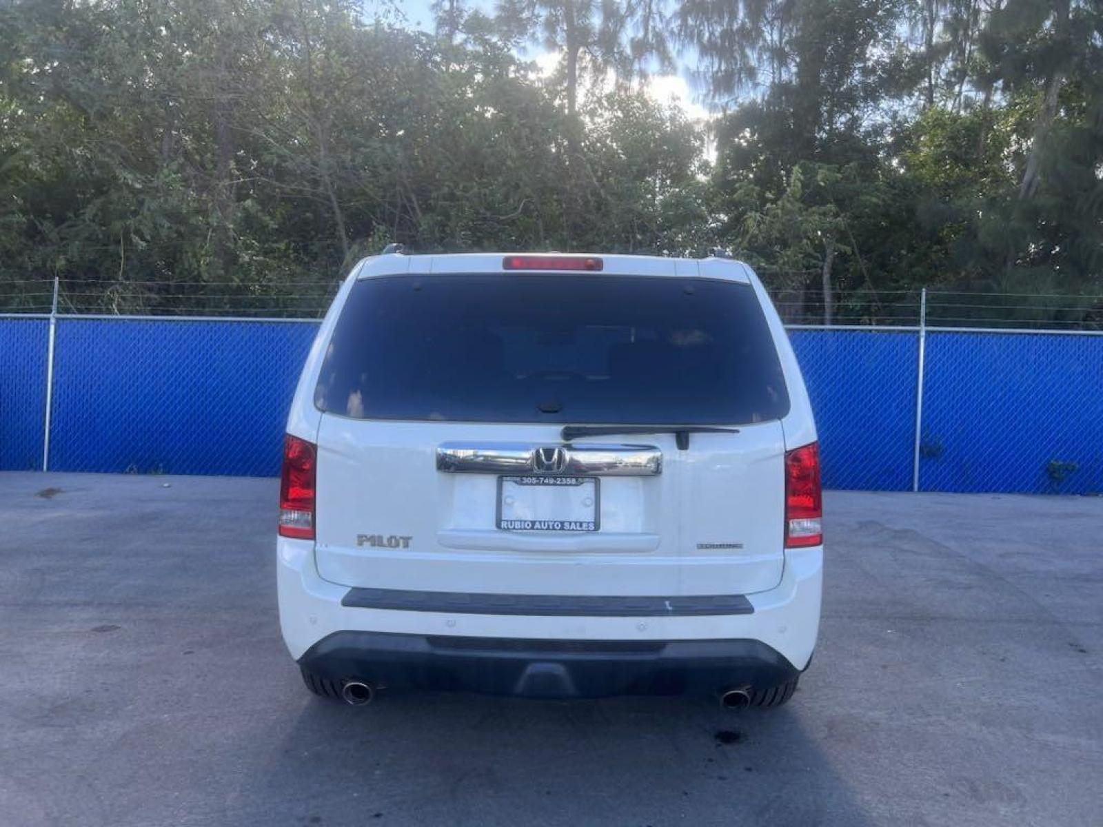 2013 White Diamond Pearl Honda Pilot Touring (5FNYF3H96DB) with an 3.5L V6 SOHC i-VTEC VCM 24V engine, Automatic transmission, located at 27610 S Dixie Hwy, Homestead, FL, 33032, (305) 749-2348, 25.510241, -80.438301 - Photo #3