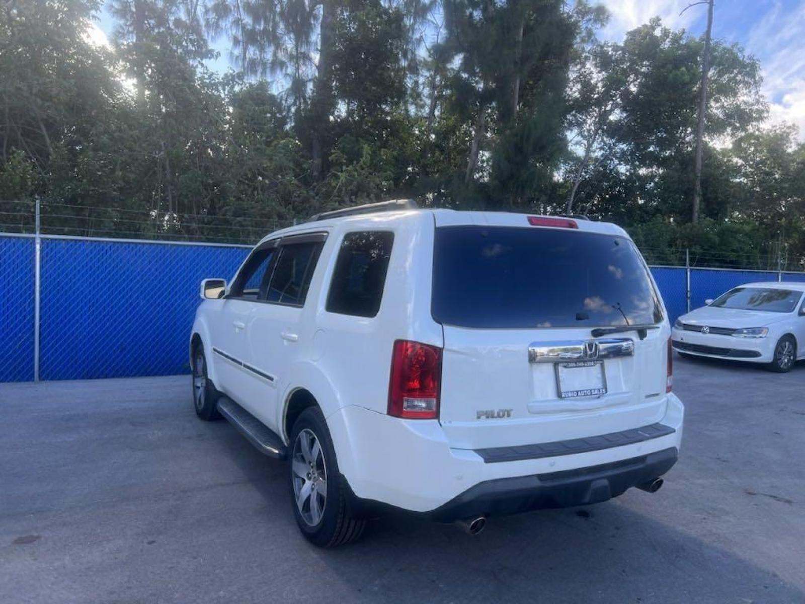 2013 White Diamond Pearl Honda Pilot Touring (5FNYF3H96DB) with an 3.5L V6 SOHC i-VTEC VCM 24V engine, Automatic transmission, located at 27610 S Dixie Hwy, Homestead, FL, 33032, (305) 749-2348, 25.510241, -80.438301 - Photo #4