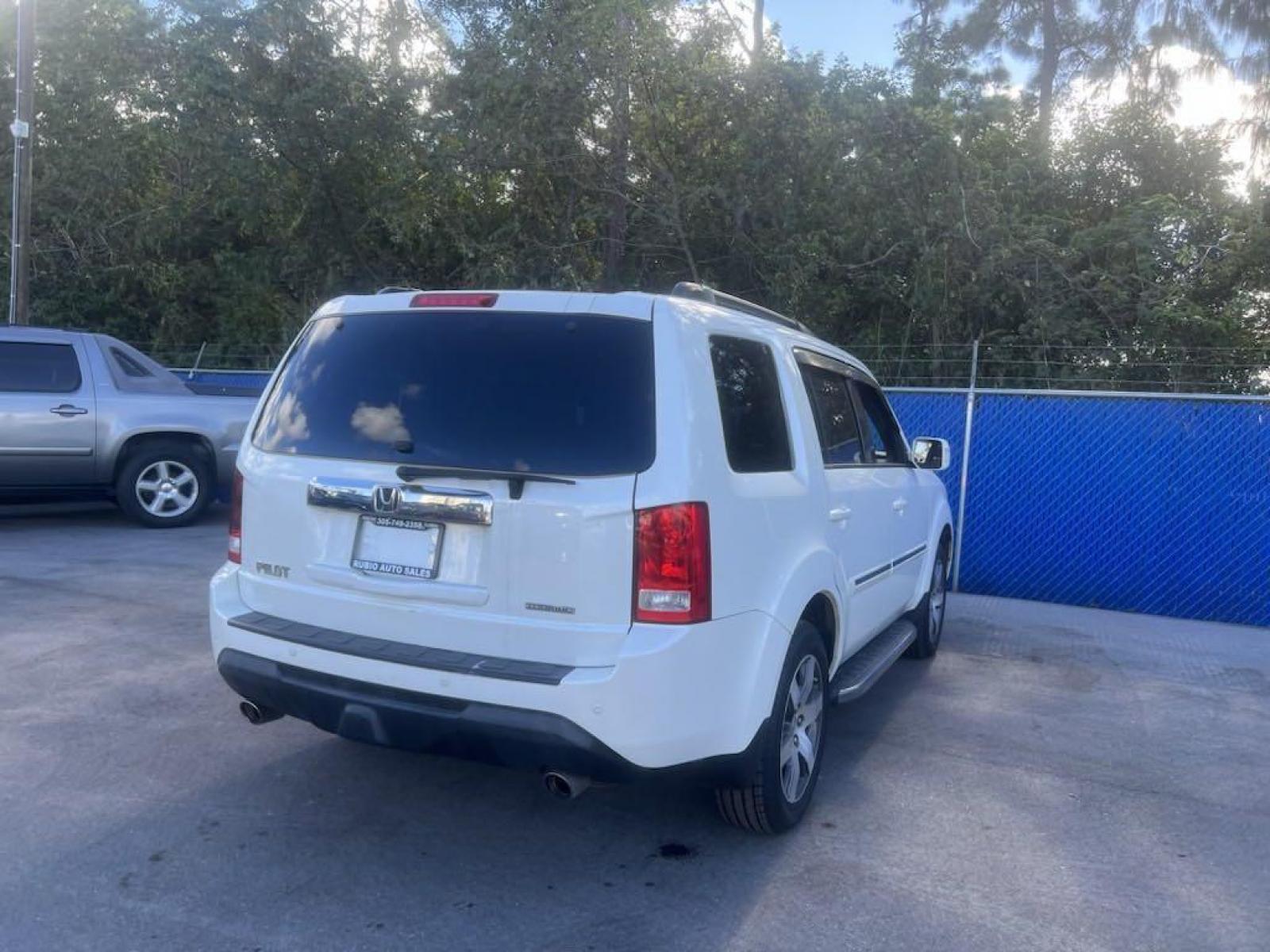 2013 White Diamond Pearl Honda Pilot Touring (5FNYF3H96DB) with an 3.5L V6 SOHC i-VTEC VCM 24V engine, Automatic transmission, located at 27610 S Dixie Hwy, Homestead, FL, 33032, (305) 749-2348, 25.510241, -80.438301 - Photo #5