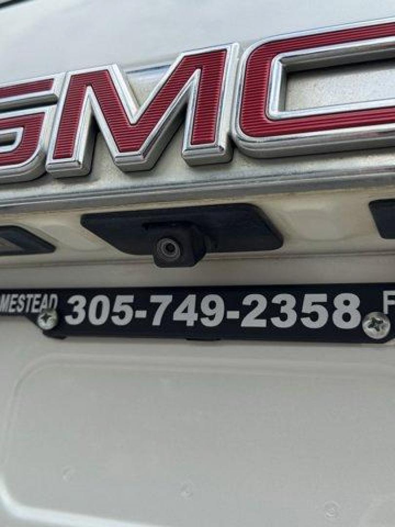 2015 White Diamond Tricoat /Cocoa/Shale GMC Yukon XL (1GKS2JKJ8FR) with an 8 6.2L engine, Automatic transmission, located at 27610 S Dixie Hwy, Homestead, FL, 33032, (305) 749-2348, 25.510241, -80.438301 - KBB.com Brand Image Awards. Only 110,994 Miles! Delivers 20 Highway MPG and 14 City MPG! This GMC Yukon XL delivers a Gas V8 6.2L/378 engine powering this Automatic transmission. WHITE DIAMOND TRICOAT, WHEELS, 20 X 9 (50.8 CM X 22.9 CM) ULTRA BRIGHT MACHINED ALUMINUM (STD), TRANSMISSION, 8-SPEED AUT - Photo#20