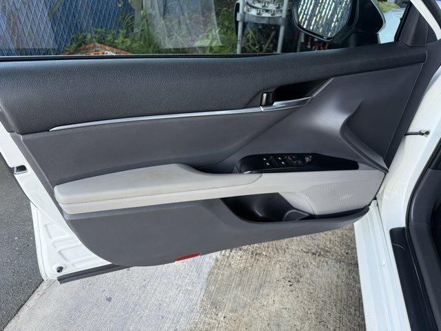 2020 White Toyota Camry (4T1C11AK3LU) with an 4 2.5 L engine, Automatic transmission, located at 27610 S Dixie Hwy, Homestead, FL, 33032, (305) 749-2348, 25.510241, -80.438301 - Boasts 39 Highway MPG and 28 City MPG! This Toyota Camry boasts a Regular Unleaded I-4 2.5 L/152 engine powering this Automatic transmission. Window Grid And Roof Mount Antenna, Variable Intermittent Wipers, Valet Function.* This Toyota Camry Features the Following Options *Urethane Gear Shifter Mat - Photo#11