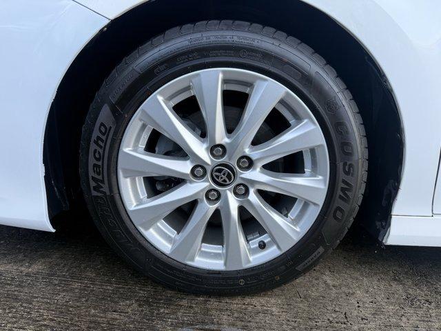2020 White Toyota Camry (4T1C11AK3LU) with an 4 2.5 L engine, Automatic transmission, located at 27610 S Dixie Hwy, Homestead, FL, 33032, (305) 749-2348, 25.510241, -80.438301 - Boasts 39 Highway MPG and 28 City MPG! This Toyota Camry boasts a Regular Unleaded I-4 2.5 L/152 engine powering this Automatic transmission. Window Grid And Roof Mount Antenna, Variable Intermittent Wipers, Valet Function.* This Toyota Camry Features the Following Options *Urethane Gear Shifter Mat - Photo#16