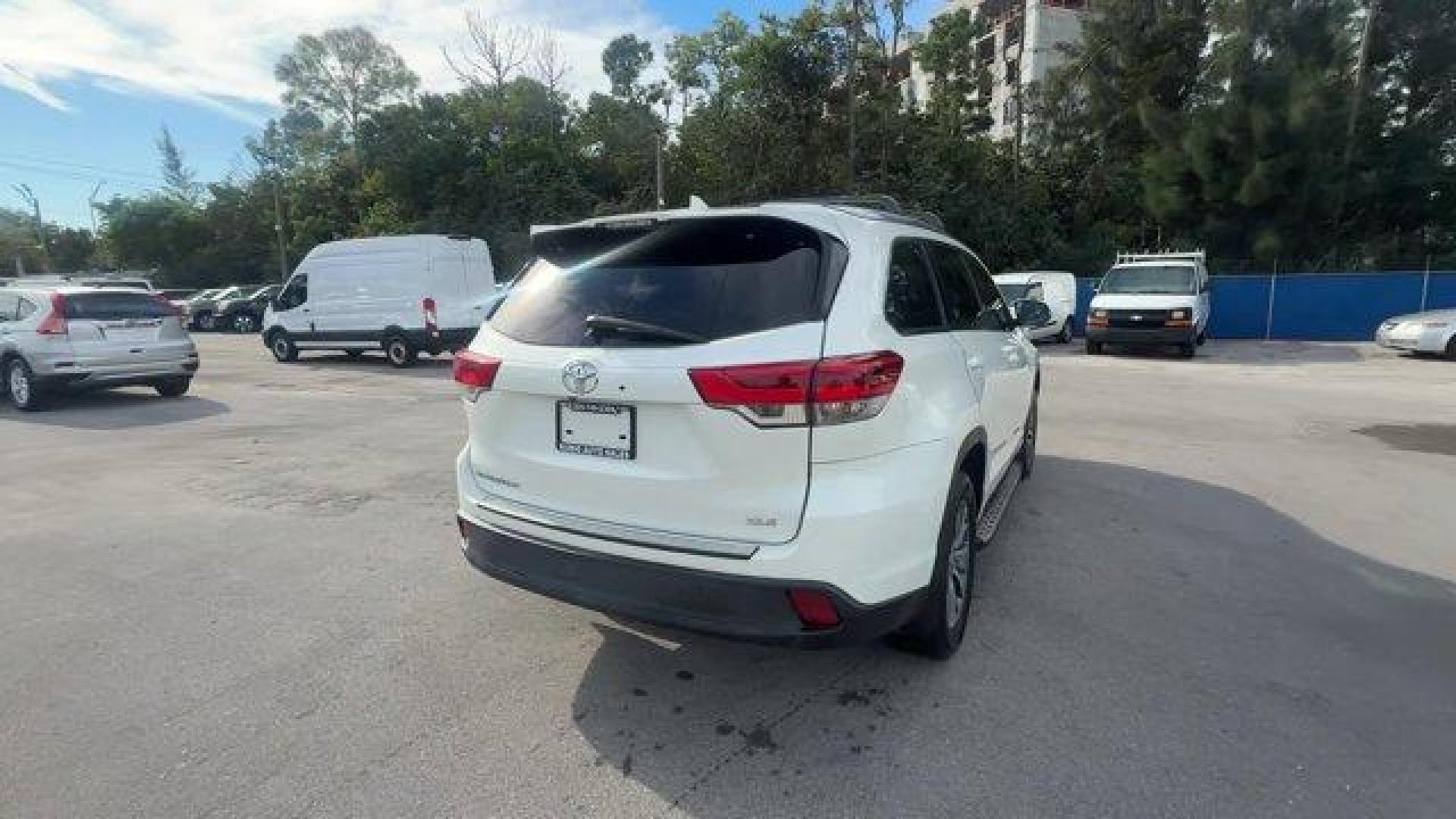 2017 White Toyota Highlander (5TDKZRFH4HS) with an 6 3.5 L engine, Automatic transmission, located at 27610 S Dixie Hwy, Homestead, FL, 33032, (305) 749-2348, 25.510241, -80.438301 - KBB.com 12 Best Family Cars. Boasts 27 Highway MPG and 21 City MPG! This Toyota Highlander delivers a Regular Unleaded V-6 3.5 L/211 engine powering this Automatic transmission. Window Grid Diversity Antenna, Variable Intermittent Wipers w/Heated Wiper Park, Valet Function.*This Toyota Highlander Co - Photo#4