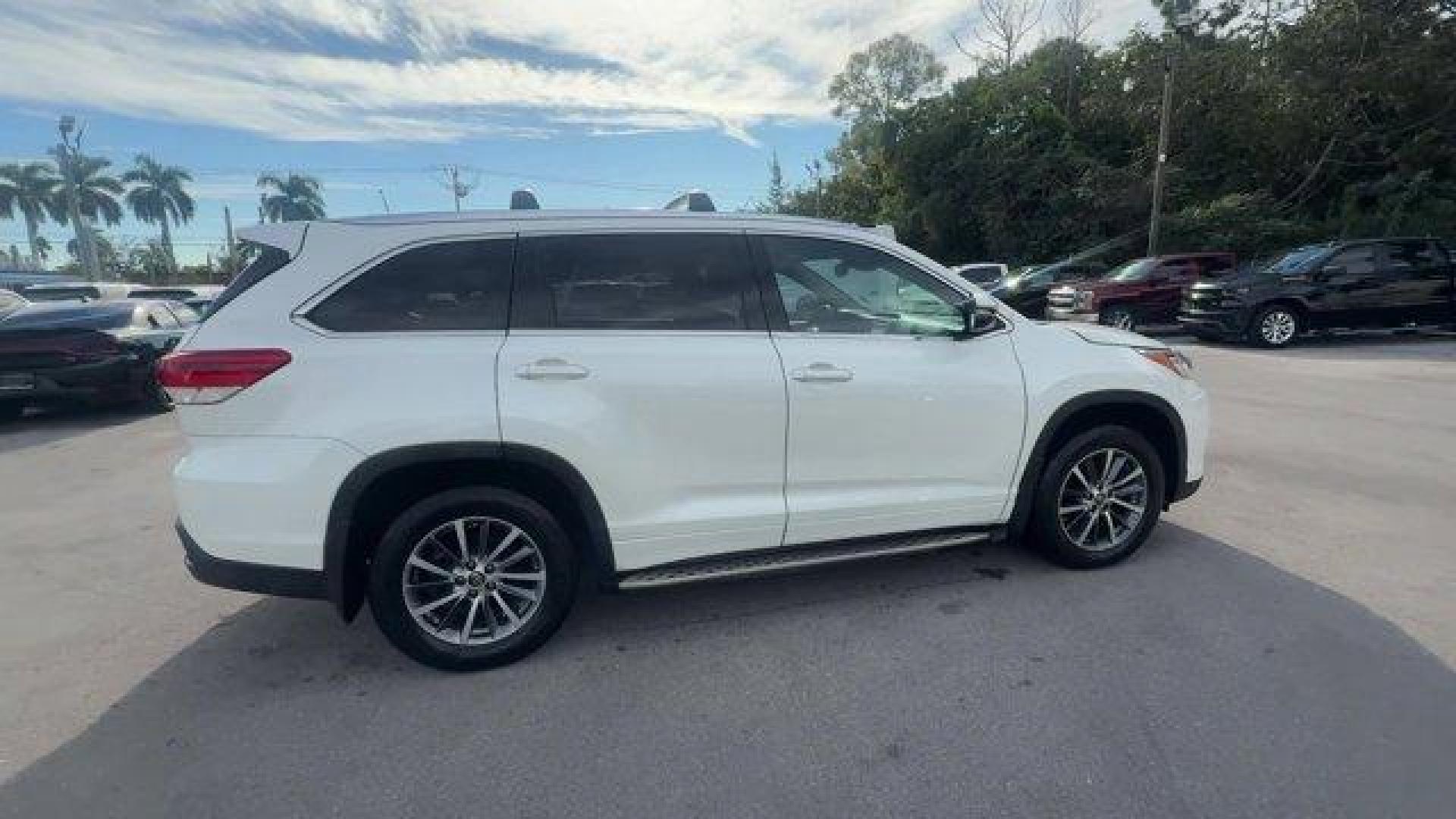 2017 White Toyota Highlander (5TDKZRFH4HS) with an 6 3.5 L engine, Automatic transmission, located at 27610 S Dixie Hwy, Homestead, FL, 33032, (305) 749-2348, 25.510241, -80.438301 - KBB.com 12 Best Family Cars. Boasts 27 Highway MPG and 21 City MPG! This Toyota Highlander delivers a Regular Unleaded V-6 3.5 L/211 engine powering this Automatic transmission. Window Grid Diversity Antenna, Variable Intermittent Wipers w/Heated Wiper Park, Valet Function.*This Toyota Highlander Co - Photo#5