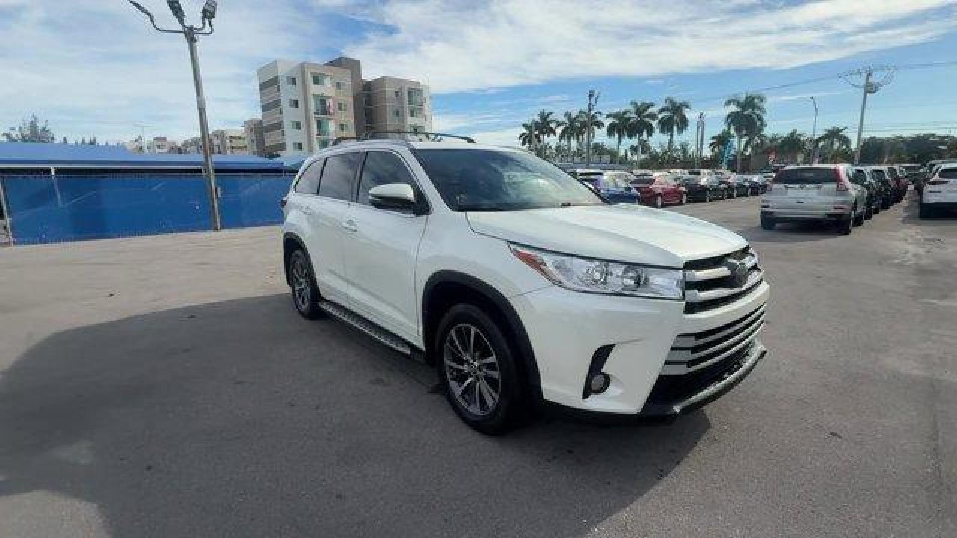 2017 White Toyota Highlander (5TDKZRFH4HS) with an 6 3.5 L engine, Automatic transmission, located at 27610 S Dixie Hwy, Homestead, FL, 33032, (305) 749-2348, 25.510241, -80.438301 - KBB.com 12 Best Family Cars. Boasts 27 Highway MPG and 21 City MPG! This Toyota Highlander delivers a Regular Unleaded V-6 3.5 L/211 engine powering this Automatic transmission. Window Grid Diversity Antenna, Variable Intermittent Wipers w/Heated Wiper Park, Valet Function.*This Toyota Highlander Co - Photo#6