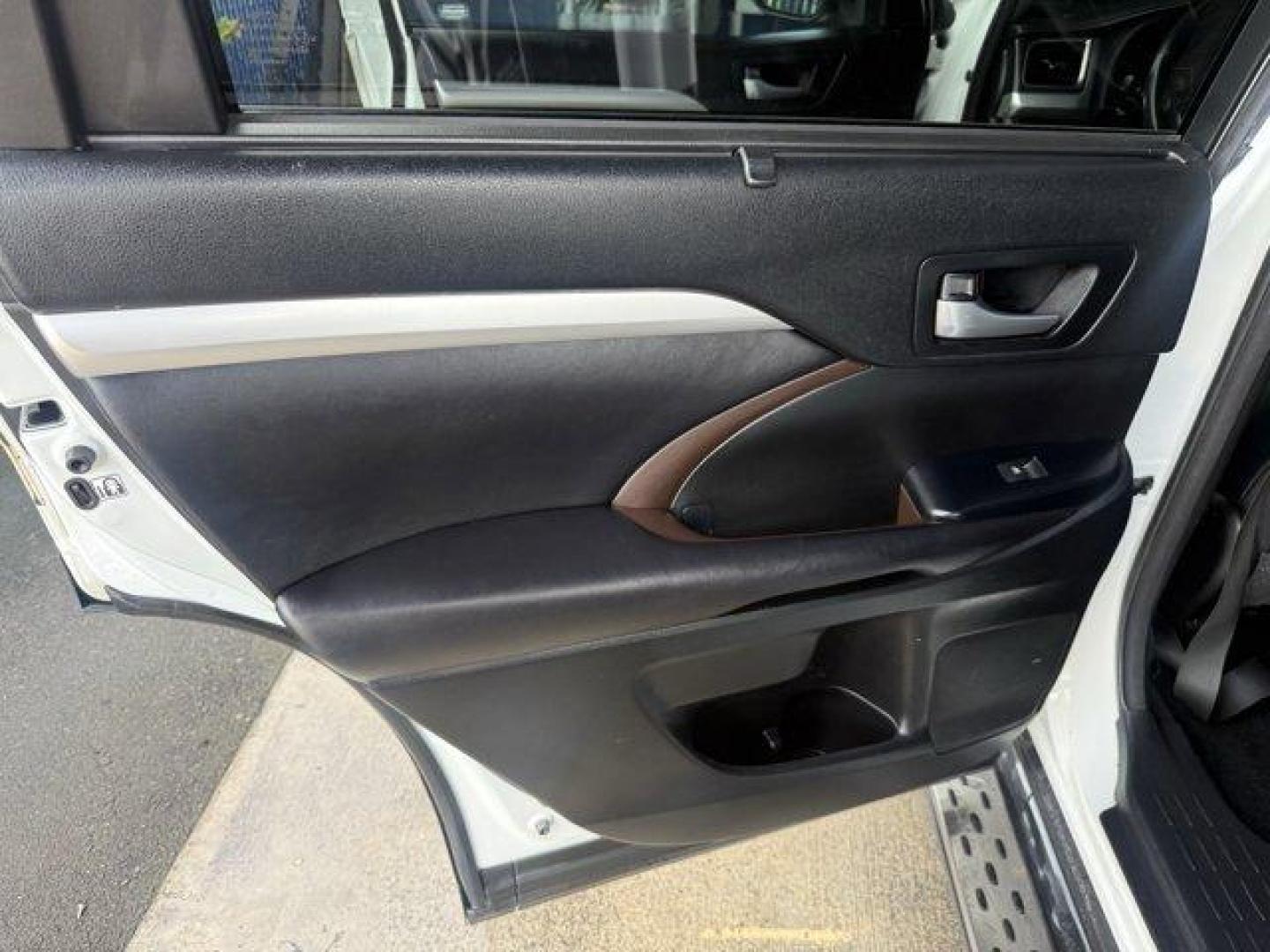 2017 White Toyota Highlander (5TDKZRFH4HS) with an 6 3.5 L engine, Automatic transmission, located at 27610 S Dixie Hwy, Homestead, FL, 33032, (305) 749-2348, 25.510241, -80.438301 - KBB.com 12 Best Family Cars. Boasts 27 Highway MPG and 21 City MPG! This Toyota Highlander delivers a Regular Unleaded V-6 3.5 L/211 engine powering this Automatic transmission. Window Grid Diversity Antenna, Variable Intermittent Wipers w/Heated Wiper Park, Valet Function.*This Toyota Highlander Co - Photo#12