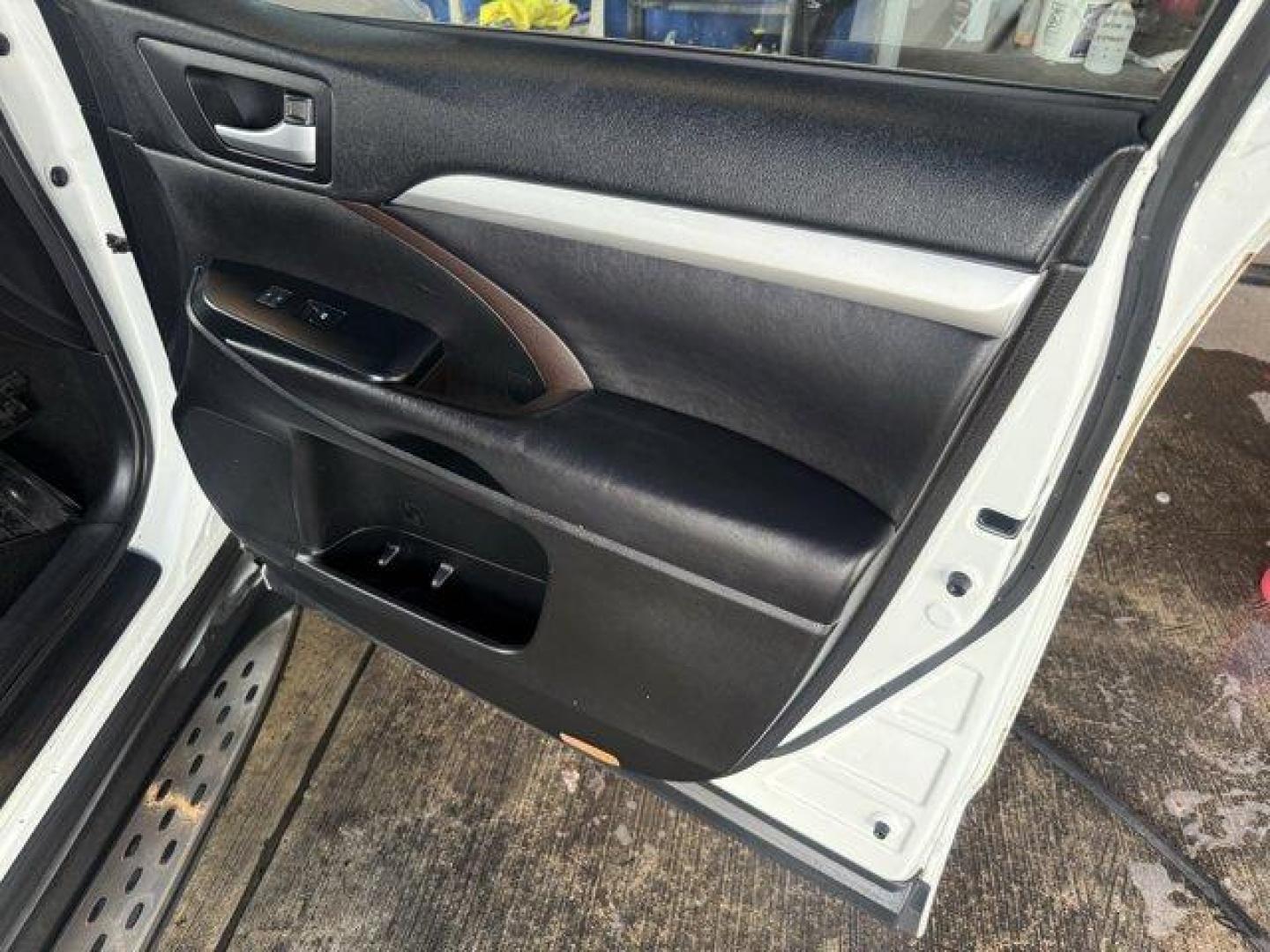 2017 White Toyota Highlander (5TDKZRFH4HS) with an 6 3.5 L engine, Automatic transmission, located at 27610 S Dixie Hwy, Homestead, FL, 33032, (305) 749-2348, 25.510241, -80.438301 - KBB.com 12 Best Family Cars. Boasts 27 Highway MPG and 21 City MPG! This Toyota Highlander delivers a Regular Unleaded V-6 3.5 L/211 engine powering this Automatic transmission. Window Grid Diversity Antenna, Variable Intermittent Wipers w/Heated Wiper Park, Valet Function.*This Toyota Highlander Co - Photo#13