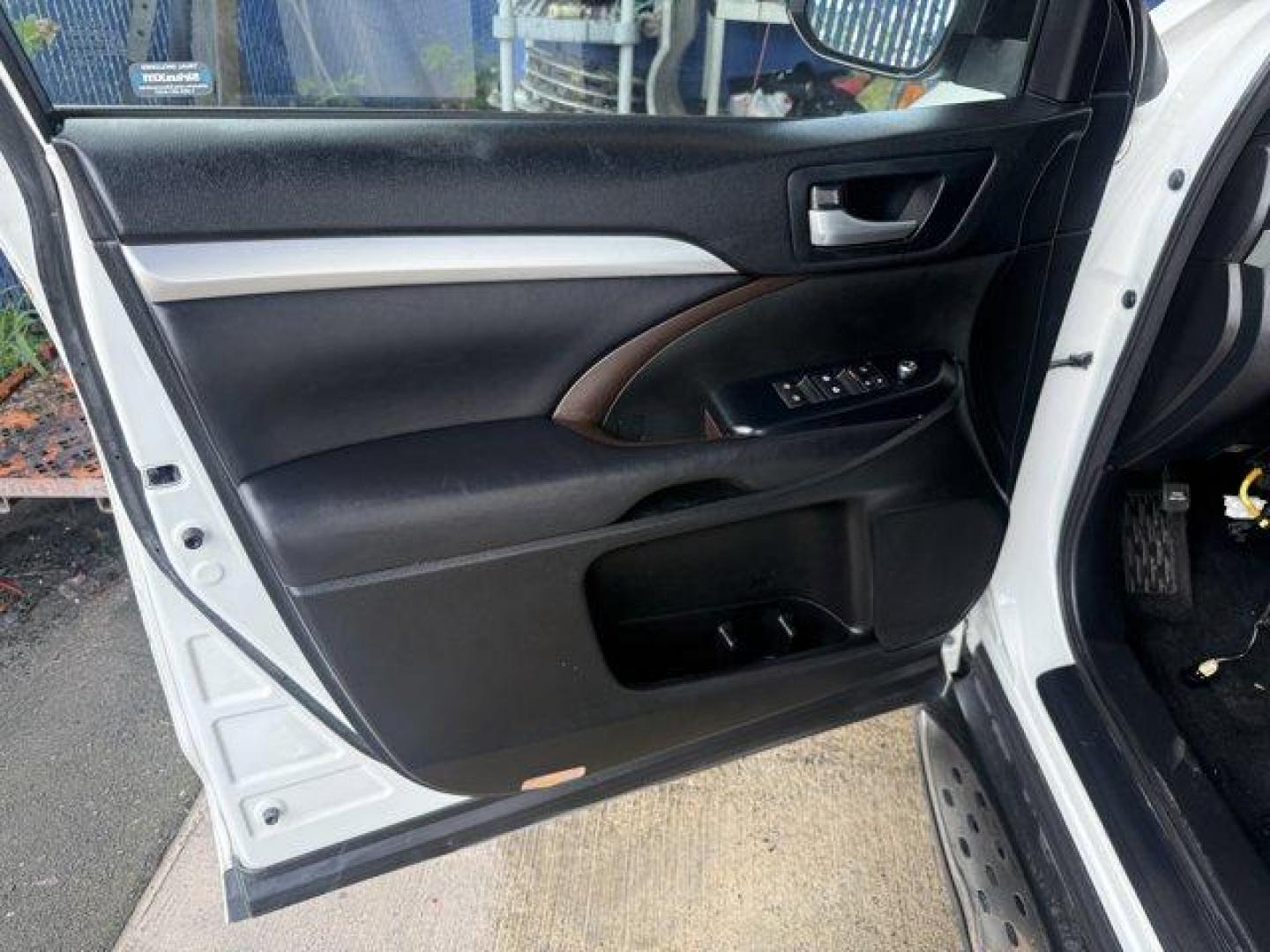 2017 White Toyota Highlander (5TDKZRFH4HS) with an 6 3.5 L engine, Automatic transmission, located at 27610 S Dixie Hwy, Homestead, FL, 33032, (305) 749-2348, 25.510241, -80.438301 - KBB.com 12 Best Family Cars. Boasts 27 Highway MPG and 21 City MPG! This Toyota Highlander delivers a Regular Unleaded V-6 3.5 L/211 engine powering this Automatic transmission. Window Grid Diversity Antenna, Variable Intermittent Wipers w/Heated Wiper Park, Valet Function.*This Toyota Highlander Co - Photo#14