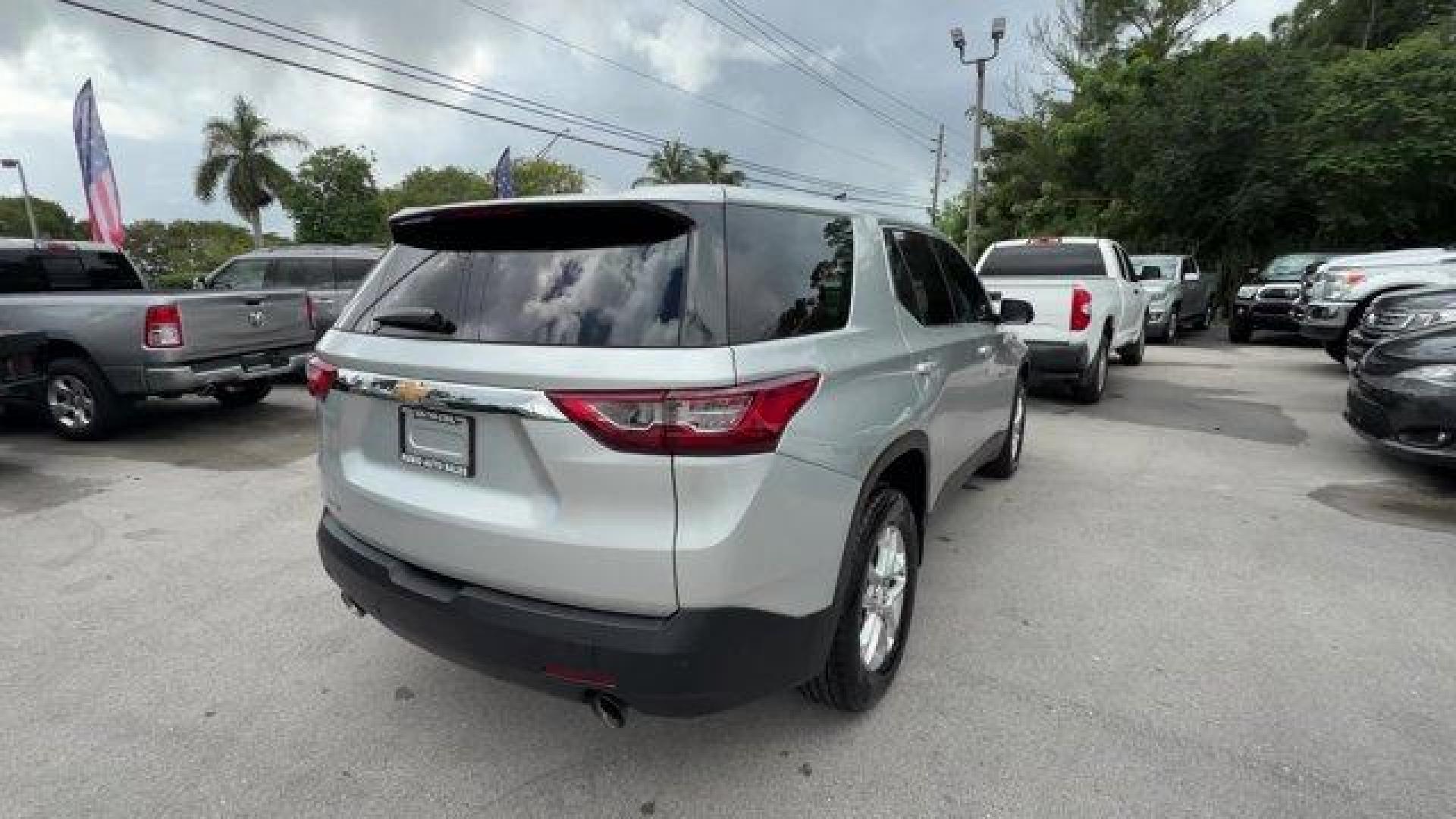 2018 Silver Ice Metallic /Jet Black Chevrolet Traverse (1GNERFKW2JJ) with an 6 3.6L engine, Automatic transmission, located at 27610 S Dixie Hwy, Homestead, FL, 33032, (305) 749-2348, 25.510241, -80.438301 - KBB.com Best Family Cars. Boasts 27 Highway MPG and 18 City MPG! This Chevrolet Traverse delivers a Gas V6 3.6L/ engine powering this Automatic transmission. TRANSMISSION, 9-SPEED AUTOMATIC (STD), SILVER ICE METALLIC, SEATS, FRONT BUCKET (STD).* This Chevrolet Traverse Features the Following Options - Photo#4