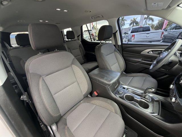 2018 Silver Ice Metallic /Jet Black Chevrolet Traverse (1GNERFKW2JJ) with an 6 3.6L engine, Automatic transmission, located at 27610 S Dixie Hwy, Homestead, FL, 33032, (305) 749-2348, 25.510241, -80.438301 - KBB.com Best Family Cars. Boasts 27 Highway MPG and 18 City MPG! This Chevrolet Traverse delivers a Gas V6 3.6L/ engine powering this Automatic transmission. TRANSMISSION, 9-SPEED AUTOMATIC (STD), SILVER ICE METALLIC, SEATS, FRONT BUCKET (STD).* This Chevrolet Traverse Features the Following Options - Photo#12