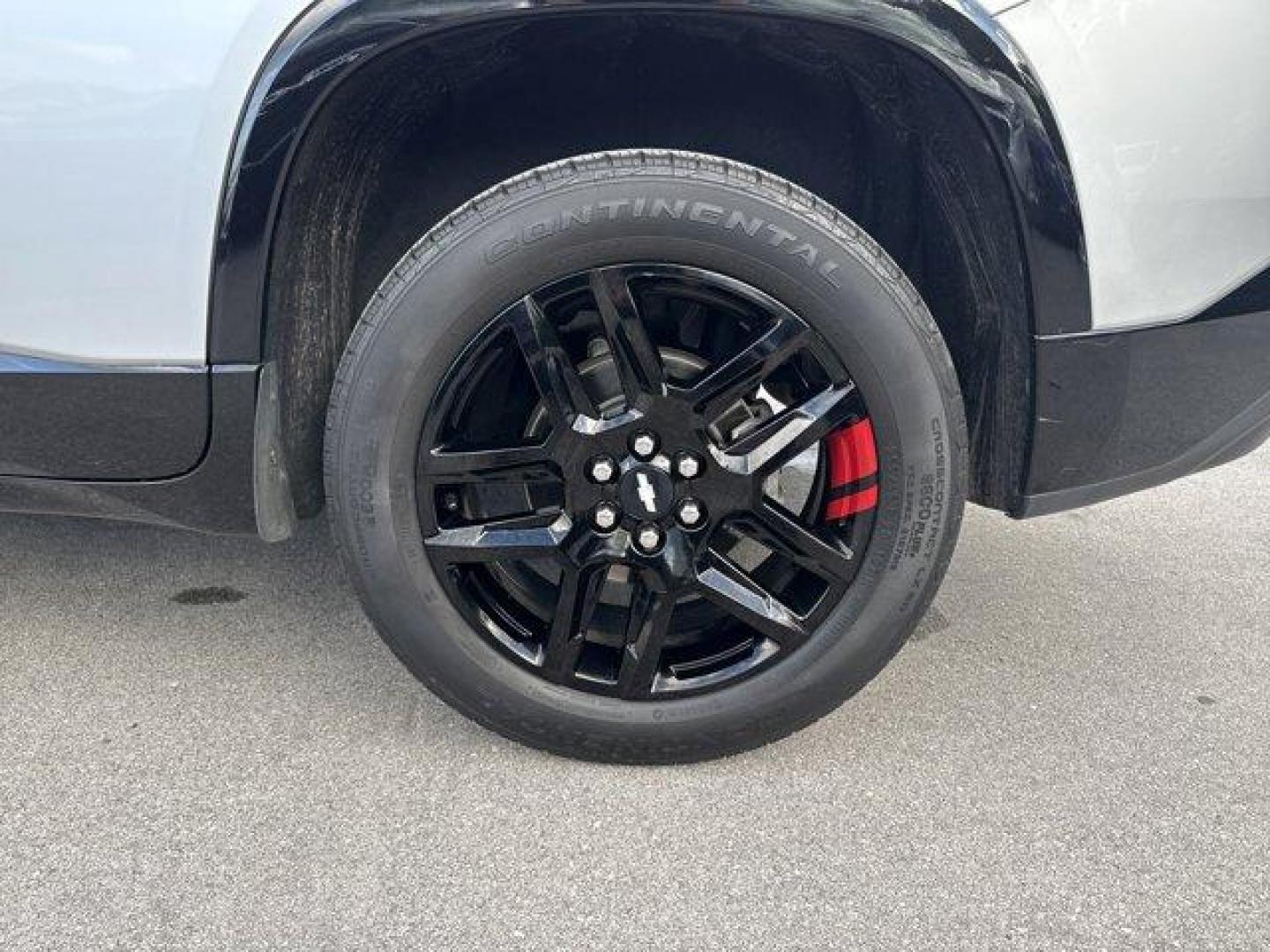 2019 Silver Ice Metallic /Jet Black Chevrolet Traverse (1GNERKKW2KJ) with an 6 3.6L engine, Automatic transmission, located at 27610 S Dixie Hwy, Homestead, FL, 33032, (305) 749-2348, 25.510241, -80.438301 - KBB.com 12 Best Family Cars. Scores 27 Highway MPG and 18 City MPG! This Chevrolet Traverse boasts a Gas V6 3.6L/217 engine powering this Automatic transmission. TRANSMISSION, 9-SPEED AUTOMATIC (STD), TRAILERING EQUIPMENT includes (V08) heavy-duty cooling system and trailer hitch, SUNROOF, DUAL SKYS - Photo#20