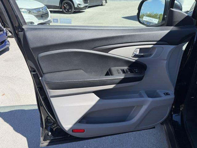 2017 Black Honda Pilot (5FNYF5H80HB) with an 6 3.5 L engine, Automatic transmission, located at 27610 S Dixie Hwy, Homestead, FL, 33032, (305) 749-2348, 25.510241, -80.438301 - IIHS Top Safety Pick+. Delivers 27 Highway MPG and 19 City MPG! This Honda Pilot boasts a Regular Unleaded V-6 3.5 L/212 engine powering this Automatic transmission. Window Grid Antenna, Wheels: 18 Alloy, Wheels w/Machined Accents.*This Honda Pilot Comes Equipped with These Options *VSA Electronic S - Photo#13