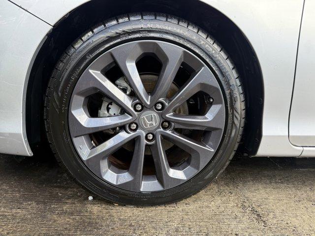 2013 Silver Honda Accord Sdn (1HGCR2F51DA) with an 4 2.4L engine, Variable transmission, located at 27610 S Dixie Hwy, Homestead, FL, 33032, (305) 749-2348, 25.510241, -80.438301 - IIHS Top Safety Pick. Boasts 35 Highway MPG and 26 City MPG! This Honda Accord Sdn delivers a Gas I4 2.4L/144 engine powering this Variable transmission. Vehicle Stability Assist (VSA) w/traction control, Variable intermittent flush windshield wipers, Tire pressure monitoring system.*This Honda Acco - Photo#16