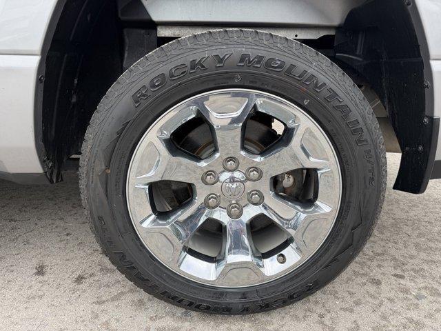 2022 Billet Silver Metallic Clearcoat /Black Ram 1500 (1C6RREFT8NN) with an 8 5.7 L engine, Automatic transmission, located at 27610 S Dixie Hwy, Homestead, FL, 33032, (305) 749-2348, 25.510241, -80.438301 - Boasts 23 Highway MPG and 18 City MPG! This Ram 1500 delivers a Regular Unleaded V-8 5.7 L/345 engine powering this Automatic transmission. TRANSMISSION: 8-SPEED AUTOMATIC (8HP75), TRAILER BRAKE CONTROL, MOPAR FRONT and REAR RUBBER FLOOR MATS.*This Ram 1500 Comes Equipped with These Options *MANUF - Photo#17