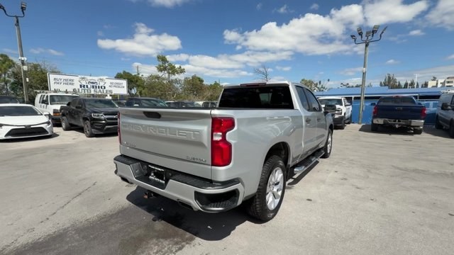 2019 Silver Ice Metallic /Jet Black Chevrolet Silverado 1500 (1GCRWBEF9KZ) with an 8 5.3L engine, Automatic transmission, located at 27610 S Dixie Hwy, Homestead, FL, 33032, (305) 749-2348, 25.510241, -80.438301 - Ward's 10 Best Engines. Scores 21 Highway MPG and 15 City MPG! This Chevrolet Silverado 1500 delivers a Gas V8 5.3L/325 engine powering this Automatic transmission. WHEELS, 20 X 9 (50.8 CM X 22.9 CM) SILVER PAINTED ALUMINUM (STD), TRANSMISSION, 6-SPEED AUTOMATIC, ELECTRONICALLY CONTROLLED (STD), TRA - Photo#4