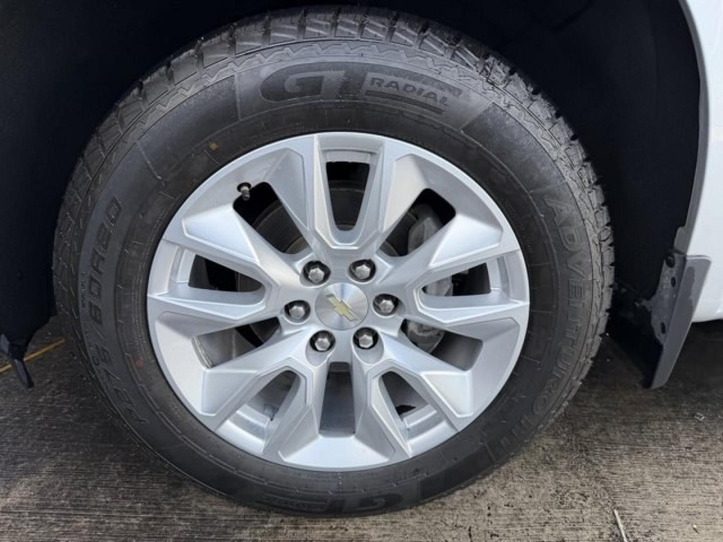 2019 Silver Ice Metallic /Jet Black Chevrolet Silverado 1500 (1GCRWBEF9KZ) with an 8 5.3L engine, Automatic transmission, located at 27610 S Dixie Hwy, Homestead, FL, 33032, (305) 749-2348, 25.510241, -80.438301 - Ward's 10 Best Engines. Scores 21 Highway MPG and 15 City MPG! This Chevrolet Silverado 1500 delivers a Gas V8 5.3L/325 engine powering this Automatic transmission. WHEELS, 20 X 9 (50.8 CM X 22.9 CM) SILVER PAINTED ALUMINUM (STD), TRANSMISSION, 6-SPEED AUTOMATIC, ELECTRONICALLY CONTROLLED (STD), TRA - Photo#17