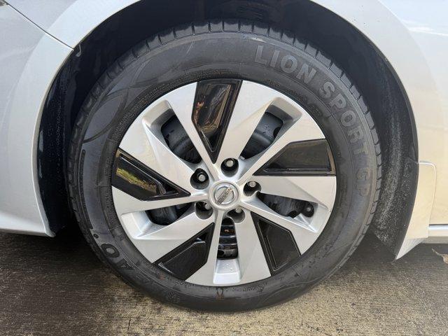 2020 Brilliant Silver Metallic /Charcoal Nissan Altima (1N4BL4BV8LC) with an 4 2.5 L engine, Variable transmission, located at 27610 S Dixie Hwy, Homestead, FL, 33032, (305) 749-2348, 25.510241, -80.438301 - Scores 39 Highway MPG and 28 City MPG! This Nissan Altima boasts a Regular Unleaded I-4 2.5 L/152 engine powering this Variable transmission. CHARCOAL, CLOTH SEAT TRIM, BRILLIANT SILVER METALLIC, [L92] FLOOR MATS and TRUNK MAT.*This Nissan Altima Comes Equipped with These Options *[B10] BODY-COLOR - Photo#17