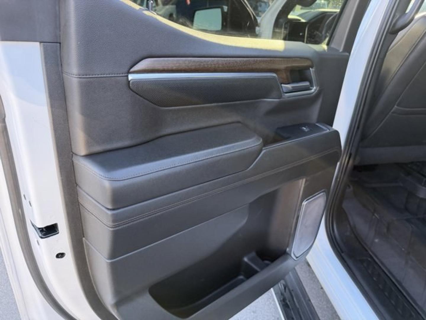 2022 Iridescent Pearl Tricoat /Jet Black Chevrolet Silverado 1500 (3GCPAFET8NG) with an 6 3.0L engine, Automatic transmission, located at 27610 S Dixie Hwy, Homestead, FL, 33032, (305) 749-2348, 25.510241, -80.438301 - Only 45,541 Miles! Delivers 31 Highway MPG and 23 City MPG! This Chevrolet Silverado 1500 delivers a Turbocharged Diesel I6 3.0L/183 engine powering this Automatic transmission. TIRES, 275/50R22SL ALL-SEASON, BLACKWALL, TAILGATE, GATE FUNCTION MANUAL WITH EZ LIFT includes power lock and release, SUN - Photo#11