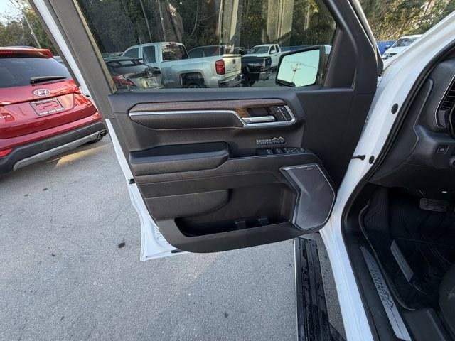 2022 Iridescent Pearl Tricoat /Jet Black Chevrolet Silverado 1500 (3GCPAFET8NG) with an 6 3.0L engine, Automatic transmission, located at 27610 S Dixie Hwy, Homestead, FL, 33032, (305) 749-2348, 25.510241, -80.438301 - Only 45,541 Miles! Delivers 31 Highway MPG and 23 City MPG! This Chevrolet Silverado 1500 delivers a Turbocharged Diesel I6 3.0L/183 engine powering this Automatic transmission. TIRES, 275/50R22SL ALL-SEASON, BLACKWALL, TAILGATE, GATE FUNCTION MANUAL WITH EZ LIFT includes power lock and release, SUN - Photo#12