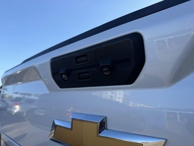 2022 Iridescent Pearl Tricoat /Jet Black Chevrolet Silverado 1500 (3GCPAFET8NG) with an 6 3.0L engine, Automatic transmission, located at 27610 S Dixie Hwy, Homestead, FL, 33032, (305) 749-2348, 25.510241, -80.438301 - Only 45,541 Miles! Delivers 31 Highway MPG and 23 City MPG! This Chevrolet Silverado 1500 delivers a Turbocharged Diesel I6 3.0L/183 engine powering this Automatic transmission. TIRES, 275/50R22SL ALL-SEASON, BLACKWALL, TAILGATE, GATE FUNCTION MANUAL WITH EZ LIFT includes power lock and release, SUN - Photo#17