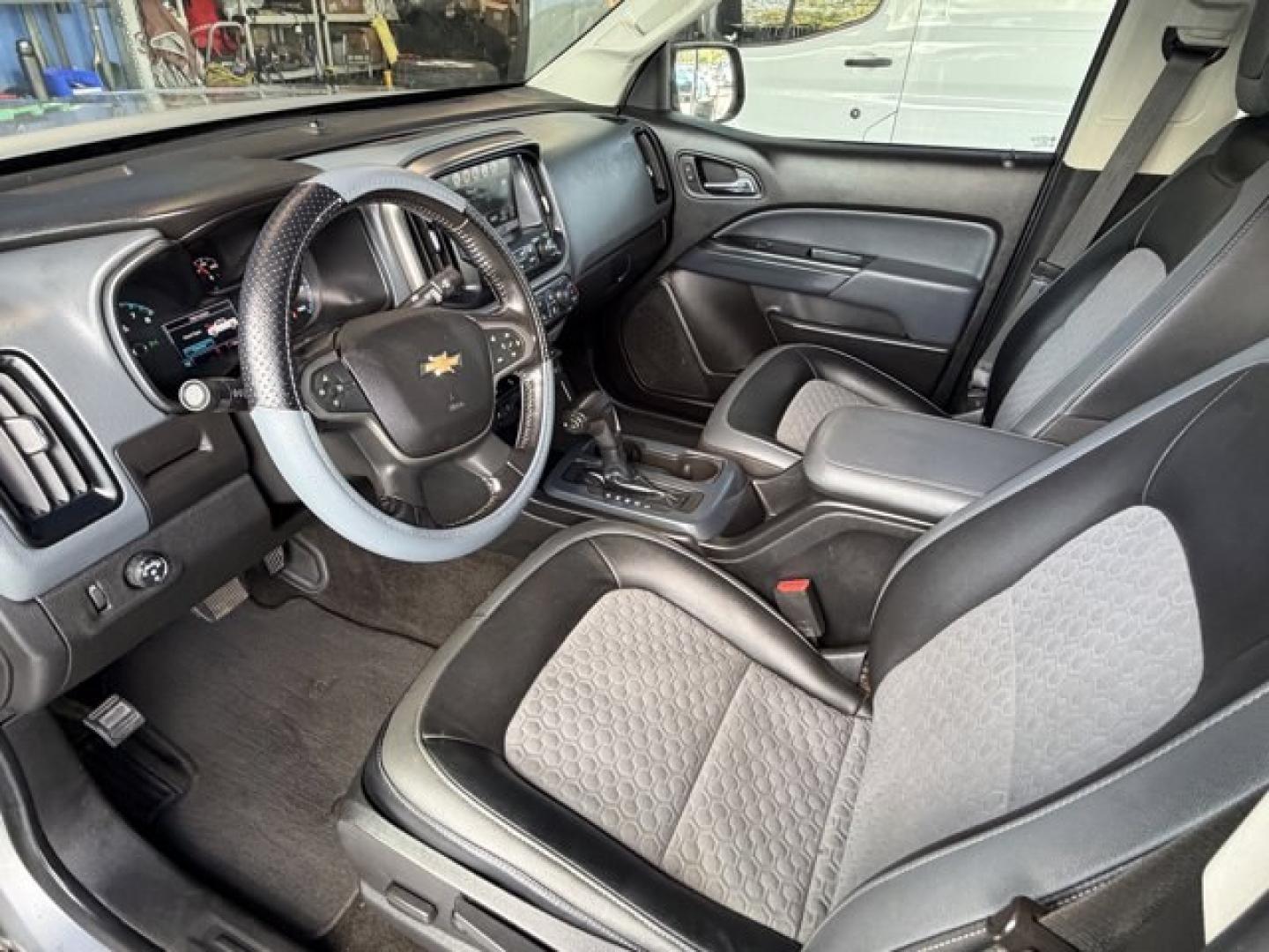 2018 Silver Ice Metallic /Jet Black Chevrolet Colorado (1GCGSDEN4J1) with an 6 3.6L engine, Automatic transmission, located at 27610 S Dixie Hwy, Homestead, FL, 33032, (305) 749-2348, 25.510241, -80.438301 - KBB.com Best Resale Value Awards. Boasts 25 Highway MPG and 18 City MPG! This Chevrolet Colorado delivers a Gas V6 3.6L/ engine powering this Automatic transmission. Z71 PREFERRED EQUIPMENT GROUP includes standard equipment, TRANSMISSION, 8-SPEED AUTOMATIC, TRAILERING PACKAGE, HEAVY-DUTY includes tr - Photo#10