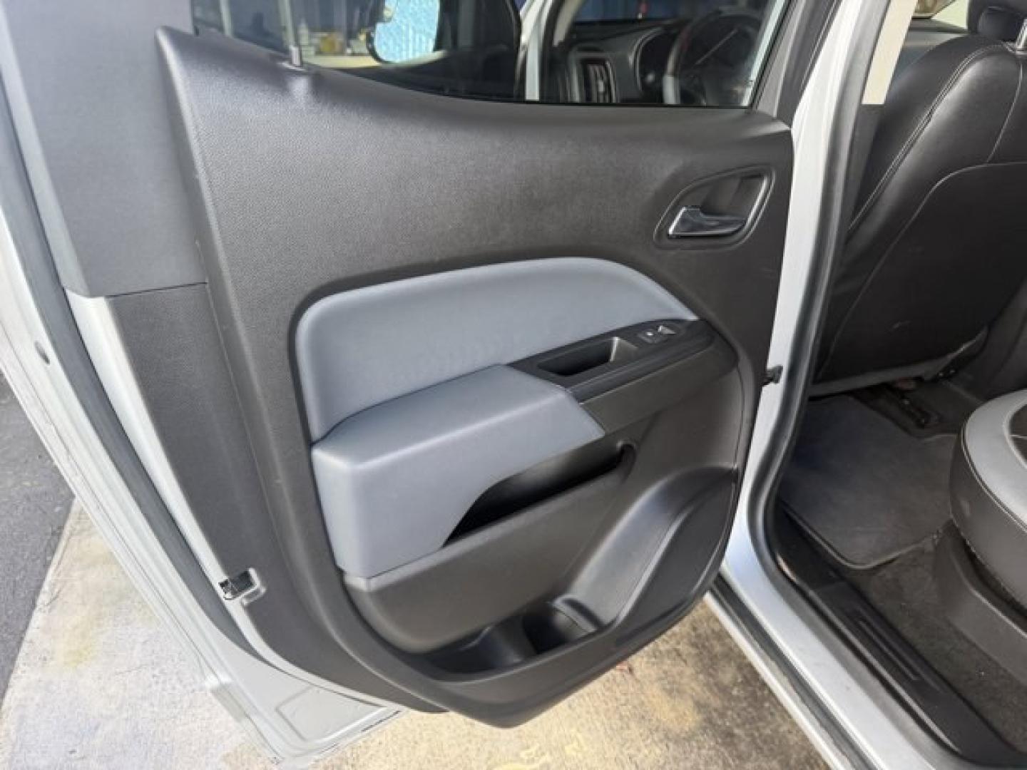 2018 Silver Ice Metallic /Jet Black Chevrolet Colorado (1GCGSDEN4J1) with an 6 3.6L engine, Automatic transmission, located at 27610 S Dixie Hwy, Homestead, FL, 33032, (305) 749-2348, 25.510241, -80.438301 - KBB.com Best Resale Value Awards. Boasts 25 Highway MPG and 18 City MPG! This Chevrolet Colorado delivers a Gas V6 3.6L/ engine powering this Automatic transmission. Z71 PREFERRED EQUIPMENT GROUP includes standard equipment, TRANSMISSION, 8-SPEED AUTOMATIC, TRAILERING PACKAGE, HEAVY-DUTY includes tr - Photo#11