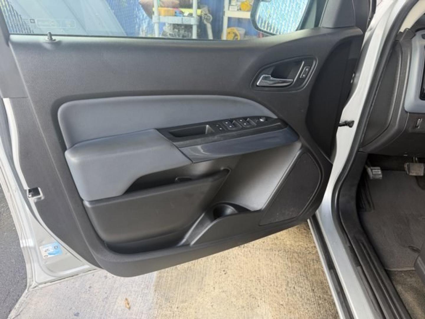 2018 Silver Ice Metallic /Jet Black Chevrolet Colorado (1GCGSDEN4J1) with an 6 3.6L engine, Automatic transmission, located at 27610 S Dixie Hwy, Homestead, FL, 33032, (305) 749-2348, 25.510241, -80.438301 - KBB.com Best Resale Value Awards. Boasts 25 Highway MPG and 18 City MPG! This Chevrolet Colorado delivers a Gas V6 3.6L/ engine powering this Automatic transmission. Z71 PREFERRED EQUIPMENT GROUP includes standard equipment, TRANSMISSION, 8-SPEED AUTOMATIC, TRAILERING PACKAGE, HEAVY-DUTY includes tr - Photo#13