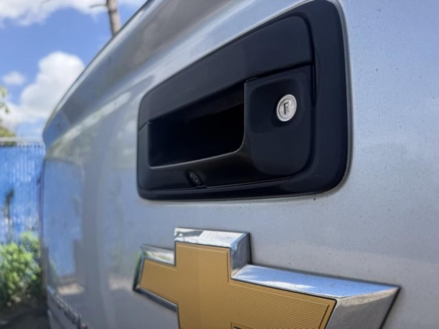 2018 Silver Ice Metallic /Jet Black Chevrolet Colorado (1GCGSDEN4J1) with an 6 3.6L engine, Automatic transmission, located at 27610 S Dixie Hwy, Homestead, FL, 33032, (305) 749-2348, 25.510241, -80.438301 - KBB.com Best Resale Value Awards. Boasts 25 Highway MPG and 18 City MPG! This Chevrolet Colorado delivers a Gas V6 3.6L/ engine powering this Automatic transmission. Z71 PREFERRED EQUIPMENT GROUP includes standard equipment, TRANSMISSION, 8-SPEED AUTOMATIC, TRAILERING PACKAGE, HEAVY-DUTY includes tr - Photo#15