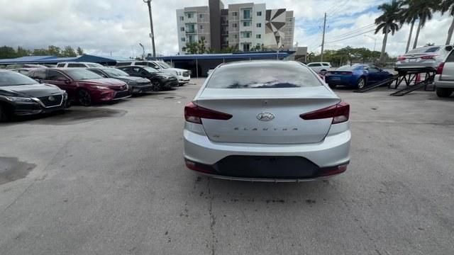 2020 Stellar Silver /Gray Hyundai Elantra (KMHD74LF3LU) with an 4 2.0 L engine, Variable transmission, located at 27610 S Dixie Hwy, Homestead, FL, 33032, (305) 749-2348, 25.510241, -80.438301 - Boasts 40 Highway MPG and 30 City MPG! This Hyundai Elantra boasts a Regular Unleaded I-4 2.0 L/122 engine powering this Variable transmission. REAR BUMPER APPLIQUE, OPTION GROUP 01 -inc: standard equipment, MUDGUARDS.*This Hyundai Elantra Comes Equipped with These Options *GRAY, PREMIUM CLOTH SEAT - Photo#3