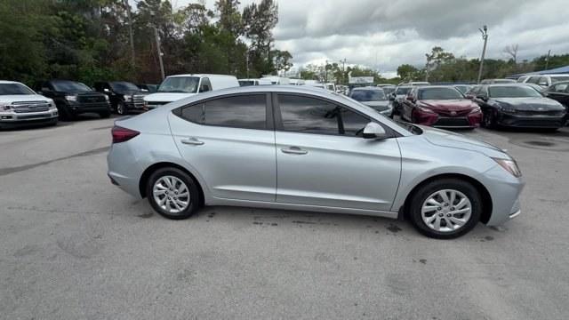 2020 Stellar Silver /Gray Hyundai Elantra (KMHD74LF3LU) with an 4 2.0 L engine, Variable transmission, located at 27610 S Dixie Hwy, Homestead, FL, 33032, (305) 749-2348, 25.510241, -80.438301 - Boasts 40 Highway MPG and 30 City MPG! This Hyundai Elantra boasts a Regular Unleaded I-4 2.0 L/122 engine powering this Variable transmission. REAR BUMPER APPLIQUE, OPTION GROUP 01 -inc: standard equipment, MUDGUARDS.*This Hyundai Elantra Comes Equipped with These Options *GRAY, PREMIUM CLOTH SEAT - Photo#5