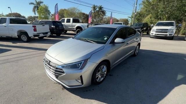 2020 Stellar Silver /Black Hyundai Elantra (KMHD84LF4LU) with an 4 2.0 L engine, Variable transmission, located at 27610 S Dixie Hwy, Homestead, FL, 33032, (305) 749-2348, 25.510241, -80.438301 - Delivers 40 Highway MPG and 30 City MPG! This Hyundai Elantra boasts a Regular Unleaded I-4 2.0 L/122 engine powering this Variable transmission. WHEEL LOCKS, STELLAR SILVER, REVERSIBLE CARGO TRAY.* This Hyundai Elantra Features the Following Options *REAR BUMPER APPLIQUE, OPTION GROUP 01 -inc: stan - Photo#0