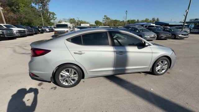 2020 Stellar Silver /Black Hyundai Elantra (KMHD84LF4LU) with an 4 2.0 L engine, Variable transmission, located at 27610 S Dixie Hwy, Homestead, FL, 33032, (305) 749-2348, 25.510241, -80.438301 - Delivers 40 Highway MPG and 30 City MPG! This Hyundai Elantra boasts a Regular Unleaded I-4 2.0 L/122 engine powering this Variable transmission. WHEEL LOCKS, STELLAR SILVER, REVERSIBLE CARGO TRAY.* This Hyundai Elantra Features the Following Options *REAR BUMPER APPLIQUE, OPTION GROUP 01 -inc: stan - Photo#5