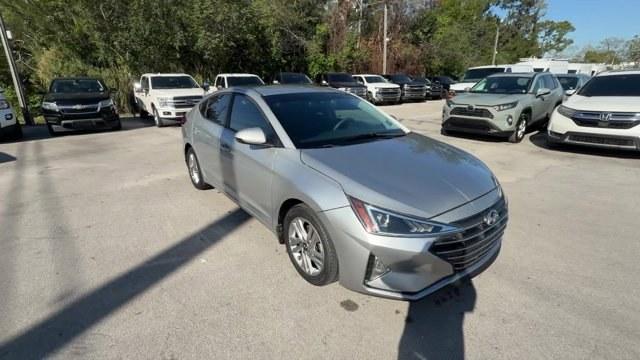 2020 Stellar Silver /Black Hyundai Elantra (KMHD84LF4LU) with an 4 2.0 L engine, Variable transmission, located at 27610 S Dixie Hwy, Homestead, FL, 33032, (305) 749-2348, 25.510241, -80.438301 - Delivers 40 Highway MPG and 30 City MPG! This Hyundai Elantra boasts a Regular Unleaded I-4 2.0 L/122 engine powering this Variable transmission. WHEEL LOCKS, STELLAR SILVER, REVERSIBLE CARGO TRAY.* This Hyundai Elantra Features the Following Options *REAR BUMPER APPLIQUE, OPTION GROUP 01 -inc: stan - Photo#6