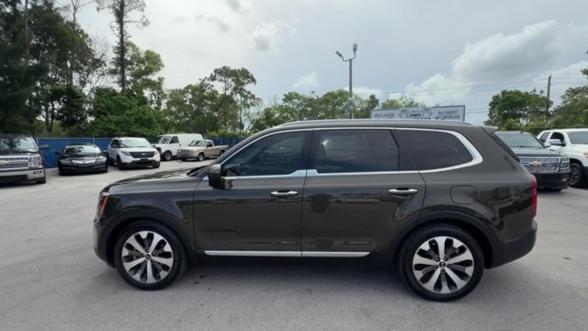 2020 Dark Moss /Black Kia Telluride (5XYP6DHC7LG) with an 6 3.8 L engine, Automatic transmission, located at 27610 S Dixie Hwy, Homestead, FL, 33032, (305) 749-2348, 25.510241, -80.438301 - KBB.com Best Buy Awards. Boasts 24 Highway MPG and 19 City MPG! This Kia Telluride delivers a Regular Unleaded V-6 3.8 L/231 engine powering this Automatic transmission. WHEEL LOCKS, EC MIRROR W/COMPASS and HOMELINK, DARK MOSS.* This Kia Telluride Features the Following Options *CARPETED FLOOR MAT- Photo#1