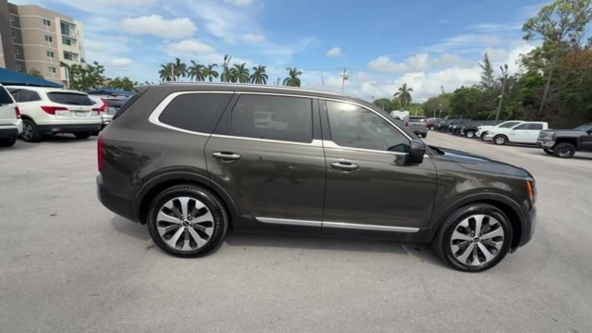 2020 Dark Moss /Black Kia Telluride (5XYP6DHC7LG) with an 6 3.8 L engine, Automatic transmission, located at 27610 S Dixie Hwy, Homestead, FL, 33032, (305) 749-2348, 25.510241, -80.438301 - KBB.com Best Buy Awards. Boasts 24 Highway MPG and 19 City MPG! This Kia Telluride delivers a Regular Unleaded V-6 3.8 L/231 engine powering this Automatic transmission. WHEEL LOCKS, EC MIRROR W/COMPASS and HOMELINK, DARK MOSS.* This Kia Telluride Features the Following Options *CARPETED FLOOR MAT- Photo#5