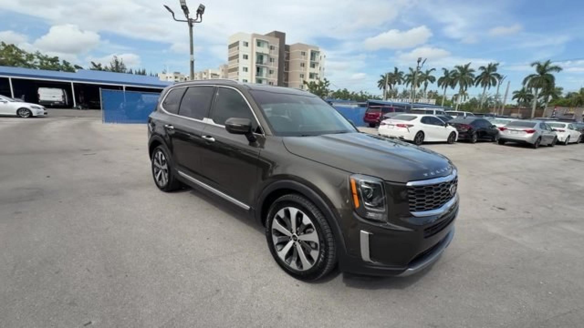 2020 Dark Moss /Black Kia Telluride (5XYP6DHC7LG) with an 6 3.8 L engine, Automatic transmission, located at 27610 S Dixie Hwy, Homestead, FL, 33032, (305) 749-2348, 25.510241, -80.438301 - KBB.com Best Buy Awards. Boasts 24 Highway MPG and 19 City MPG! This Kia Telluride delivers a Regular Unleaded V-6 3.8 L/231 engine powering this Automatic transmission. WHEEL LOCKS, EC MIRROR W/COMPASS and HOMELINK, DARK MOSS.* This Kia Telluride Features the Following Options *CARPETED FLOOR MAT- Photo#6