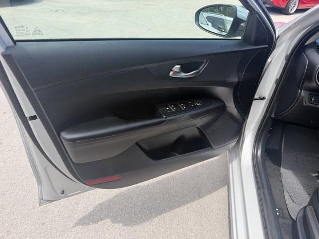 2020 Silky Silver /Black Kia Forte (3KPF24AD0LE) with an 4 2.0 L engine, Variable transmission, located at 27610 S Dixie Hwy, Homestead, FL, 33032, (305) 749-2348, 25.510241, -80.438301 - Delivers 40 Highway MPG and 29 City MPG! This Kia Forte delivers a Regular Unleaded I-4 2.0 L/122 engine powering this Variable transmission. SILKY SILVER, BLACK, WOVEN CLOTH SEAT TRIM, Woven Cloth Seat Trim.*This Kia Forte Comes Equipped with These Options *Wireless Phone Connectivity, Window Grid - Photo#10