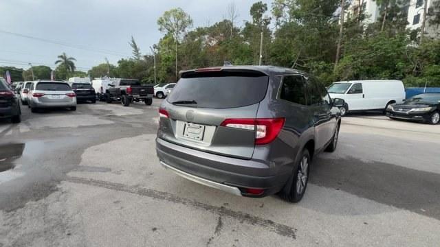 2020 Gray Honda Pilot (5FNYF5H32LB) with an 6 3.5 L engine, Automatic transmission, located at 27610 S Dixie Hwy, Homestead, FL, 33032, (305) 749-2348, 25.510241, -80.438301 - Boasts 27 Highway MPG and 19 City MPG! This Honda Pilot delivers a Regular Unleaded V-6 3.5 L/212 engine powering this Automatic transmission. Wireless Phone Connectivity, VSA Electronic Stability Control (ESC), Valet Function.* This Honda Pilot Features the Following Options *Urethane Gear Shifter - Photo#4