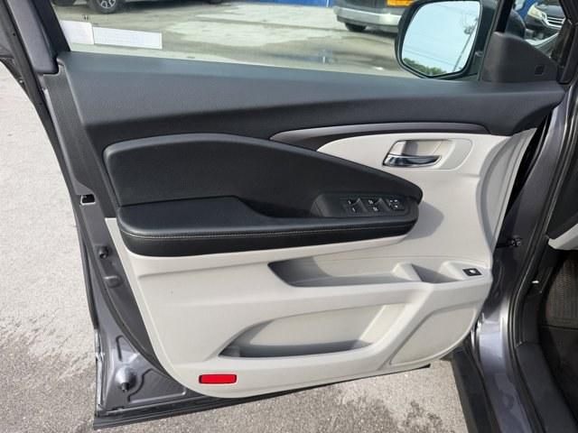 2020 Gray Honda Pilot (5FNYF5H32LB) with an 6 3.5 L engine, Automatic transmission, located at 27610 S Dixie Hwy, Homestead, FL, 33032, (305) 749-2348, 25.510241, -80.438301 - Boasts 27 Highway MPG and 19 City MPG! This Honda Pilot delivers a Regular Unleaded V-6 3.5 L/212 engine powering this Automatic transmission. Wireless Phone Connectivity, VSA Electronic Stability Control (ESC), Valet Function.* This Honda Pilot Features the Following Options *Urethane Gear Shifter - Photo#9