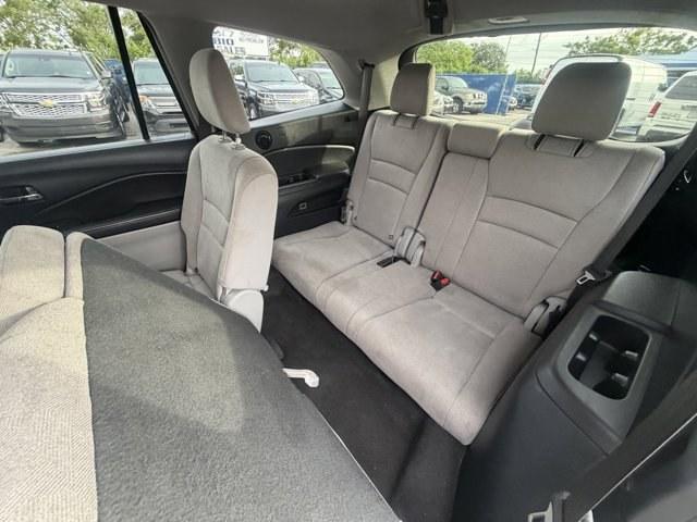 2020 Gray Honda Pilot (5FNYF5H32LB) with an 6 3.5 L engine, Automatic transmission, located at 27610 S Dixie Hwy, Homestead, FL, 33032, (305) 749-2348, 25.510241, -80.438301 - Boasts 27 Highway MPG and 19 City MPG! This Honda Pilot delivers a Regular Unleaded V-6 3.5 L/212 engine powering this Automatic transmission. Wireless Phone Connectivity, VSA Electronic Stability Control (ESC), Valet Function.* This Honda Pilot Features the Following Options *Urethane Gear Shifter - Photo#12