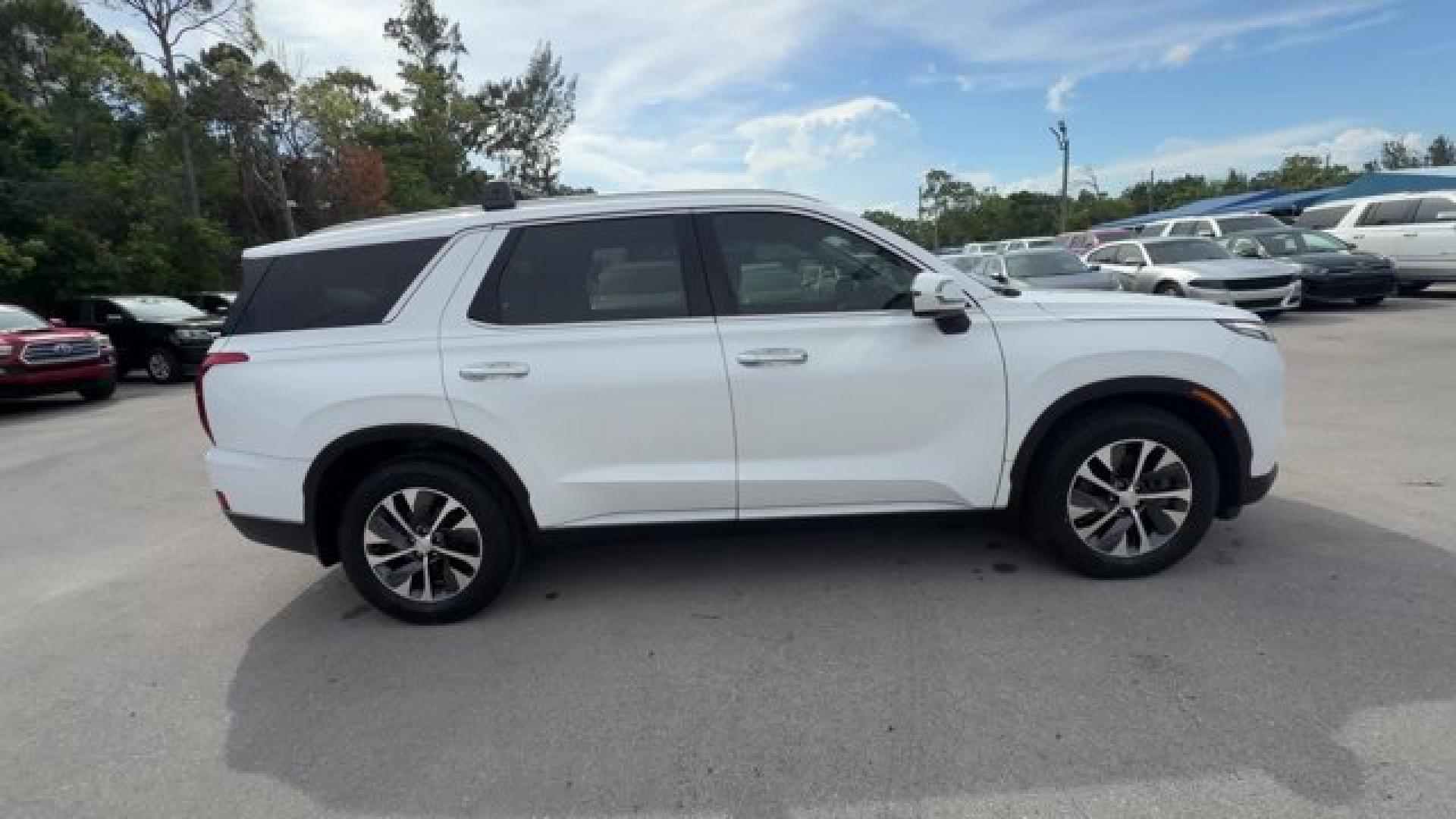 2021 Hyper White /Gray Hyundai Palisade (KM8R24HE4MU) with an 6 3.8 L engine, Automatic transmission, located at 27610 S Dixie Hwy, Homestead, FL, 33032, (305) 749-2348, 25.510241, -80.438301 - Delivers 26 Highway MPG and 19 City MPG! This Hyundai Palisade delivers a Regular Unleaded V-6 3.8 L/231 engine powering this Automatic transmission. OPTION GROUP 01, MUDGUARDS, HYPER WHITE.* This Hyundai Palisade Features the Following Options *CARPETED FLOOR MATS, CARGO TRAY, CARGO NET, CARGO COVE- Photo#5