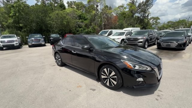 2019 Super Black /Charcoal Nissan Altima (1N4BL4DV2KC) with an 4 2.5 L engine, Variable transmission, located at 27610 S Dixie Hwy, Homestead, FL, 33032, (305) 749-2348, 25.510241, -80.438301 - KBB.com 10 Best Sedans Under $30,000. Scores 39 Highway MPG and 28 City MPG! This Nissan Altima boasts a Regular Unleaded I-4 2.5 L/152 engine powering this Variable transmission. SUPER BLACK, CHARCOAL, CLOTH SEAT TRIM, [L94] FLOOR MATS/TRUNK MAT/HIDEAWAY NETS -inc: dual trunk hooks.* This Nissan Al- Photo#6